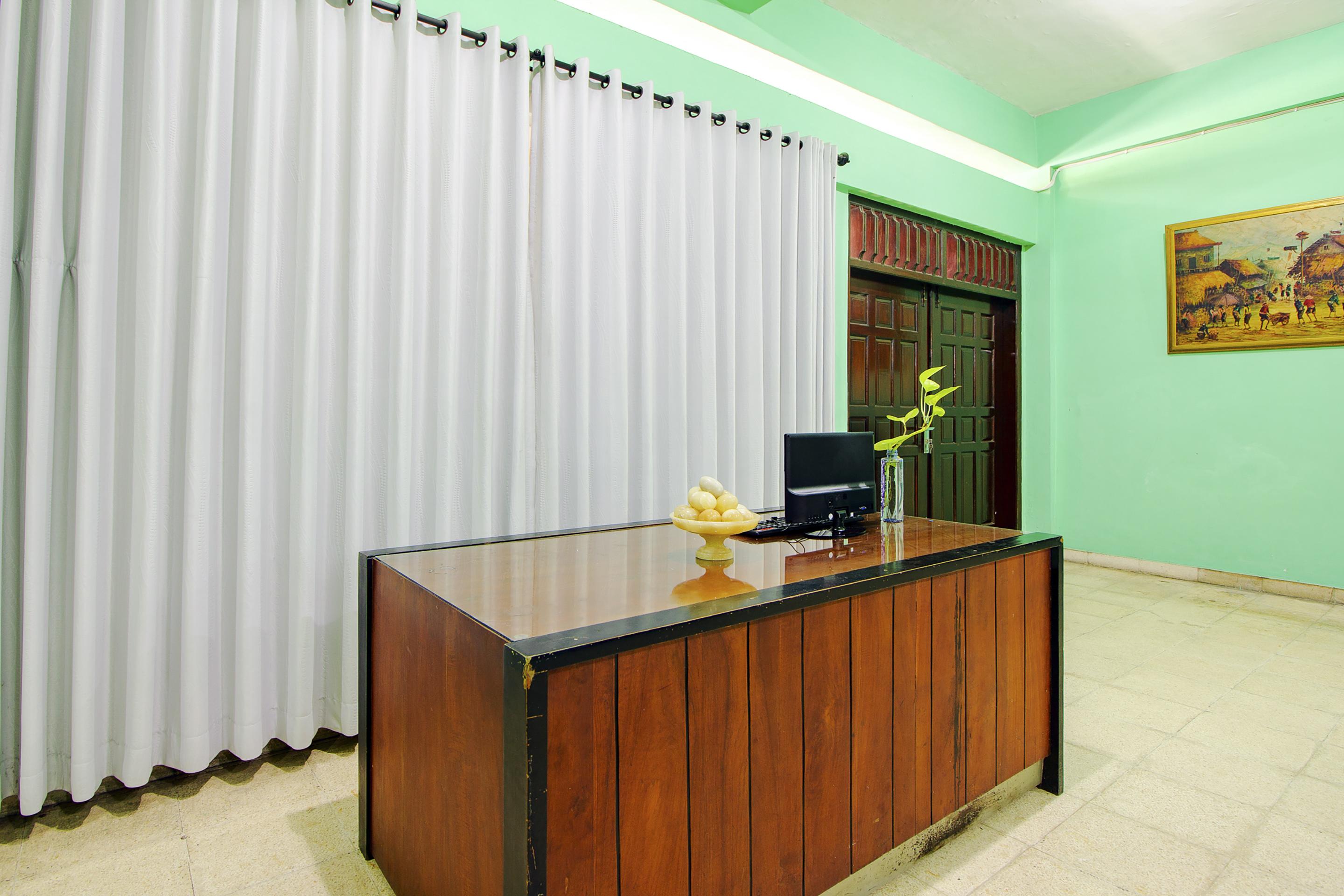 Vaccinated Staff - SPOT ON 2107 Ijo Pupus Syariah Residence Baturetno Exterior foto