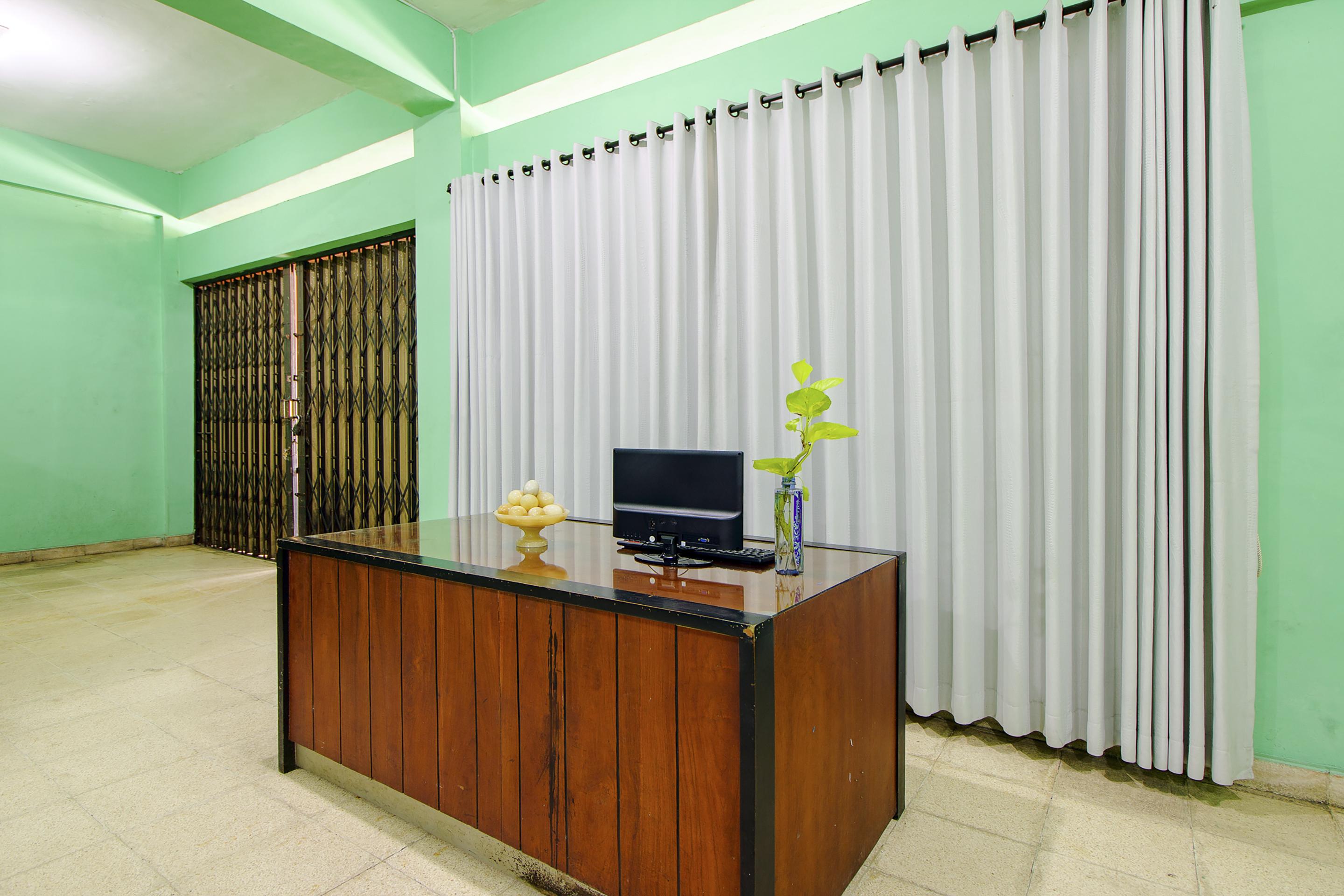 Vaccinated Staff - SPOT ON 2107 Ijo Pupus Syariah Residence Baturetno Exterior foto